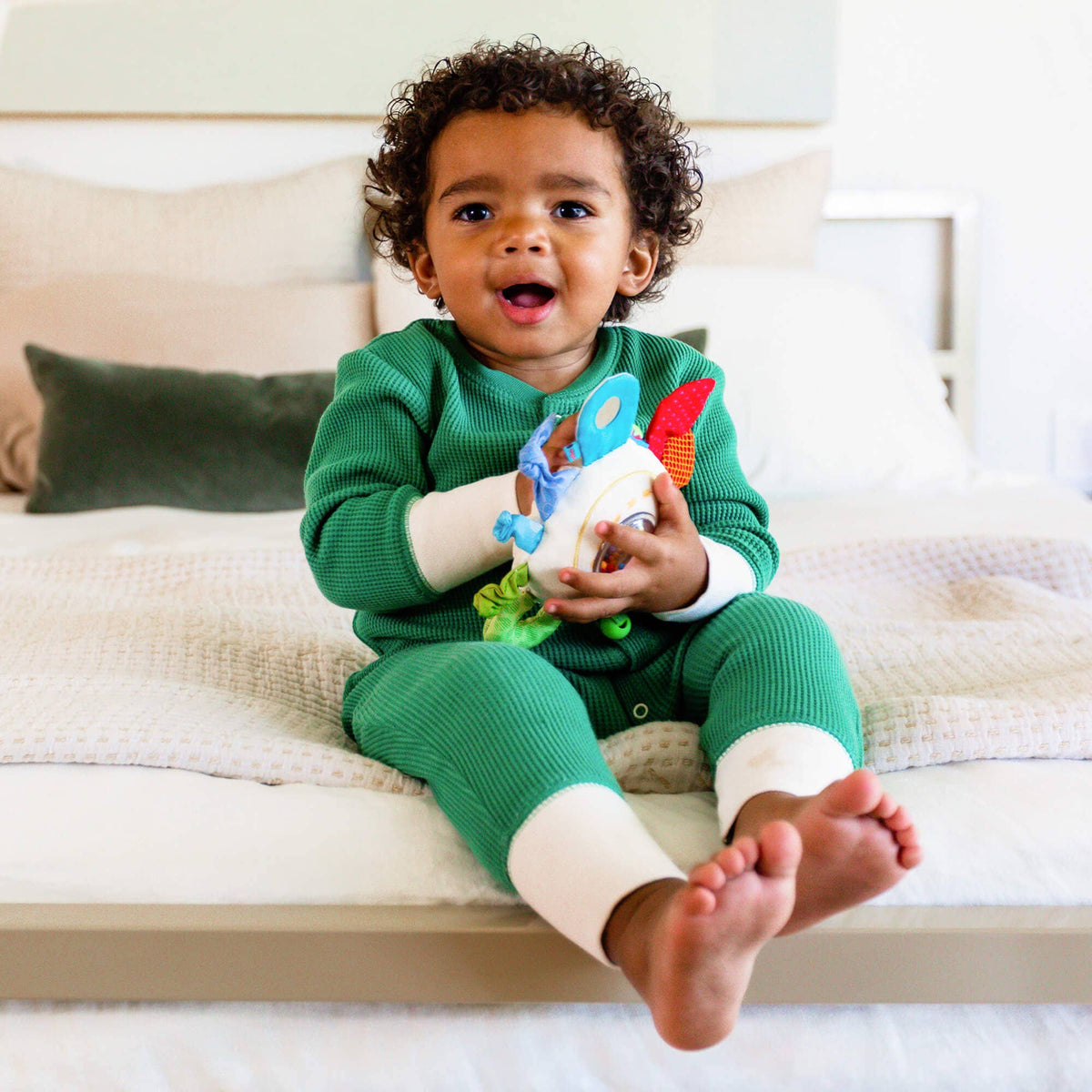 HABA USA - Mordedor de peluche con actividades Rainbow Round