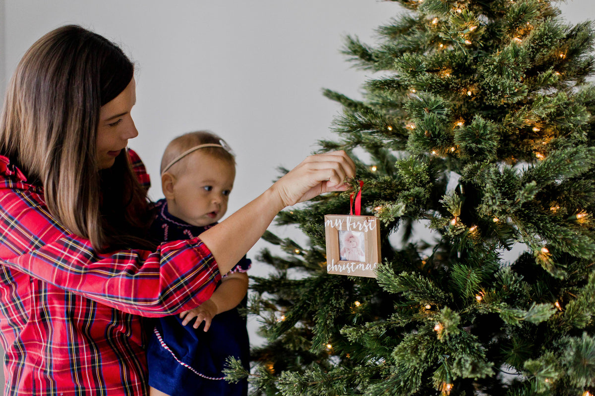 Adorno de marco de fotos de madera «Mi primera Navidad»