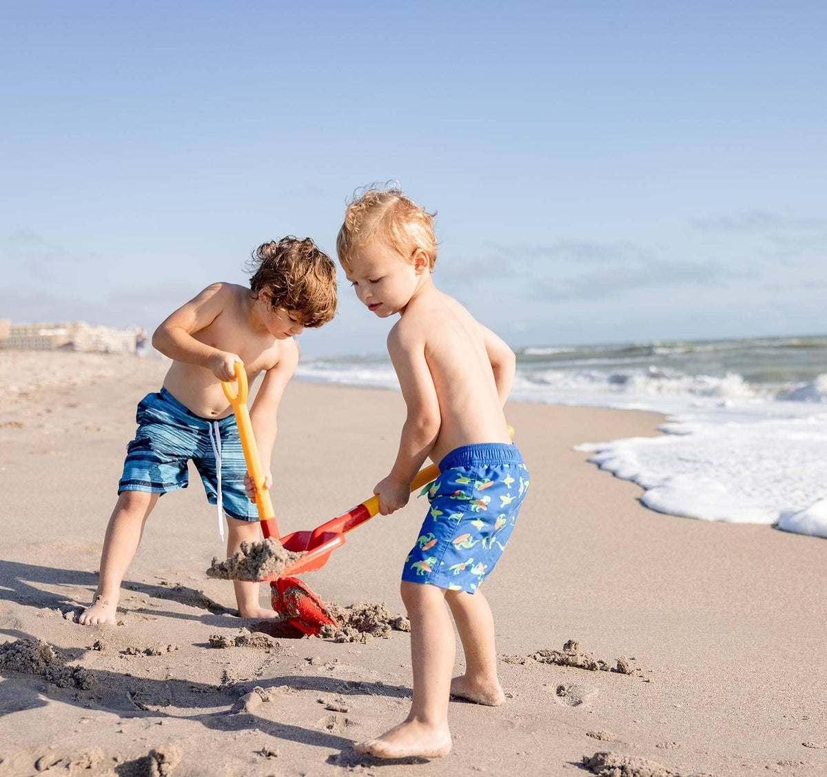 HABA USA - Pala de playa resistente con mango largo para niños