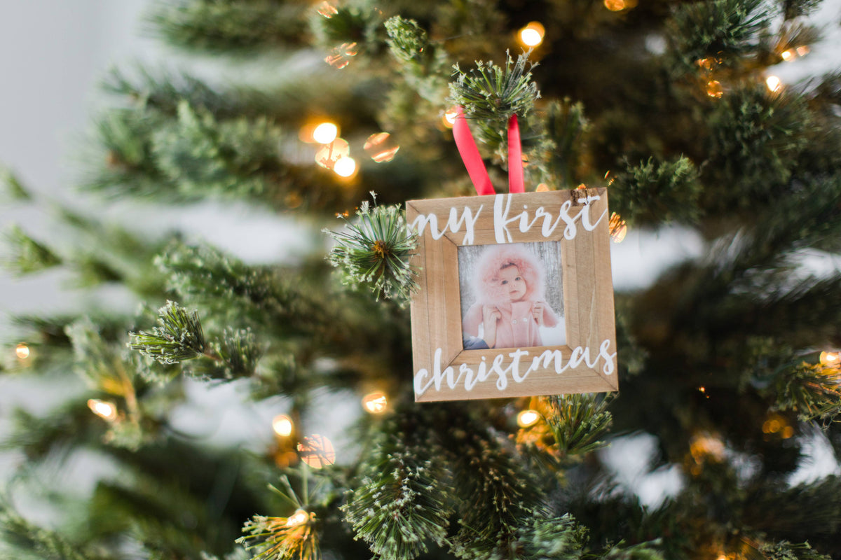 Adorno de marco de fotos de madera «Mi primera Navidad»