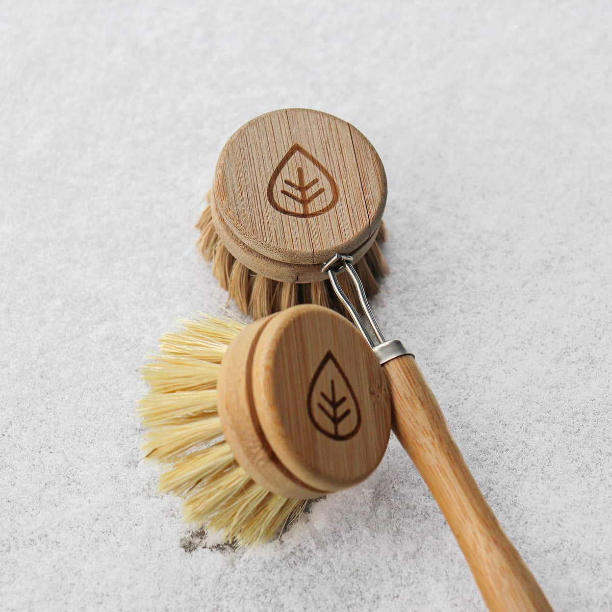 Plantish Plantish natural sisal dishwashing brush, close-up of sisal bristles and wood grip of dish brush