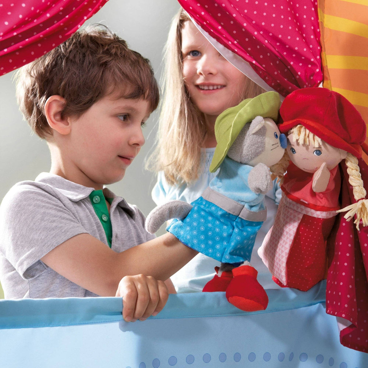 HABA USA - Teatro de marionetas colgante para puerta
