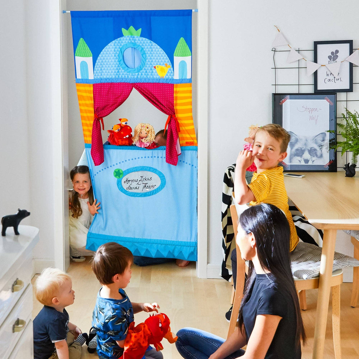HABA USA - Teatro de marionetas colgante para puerta