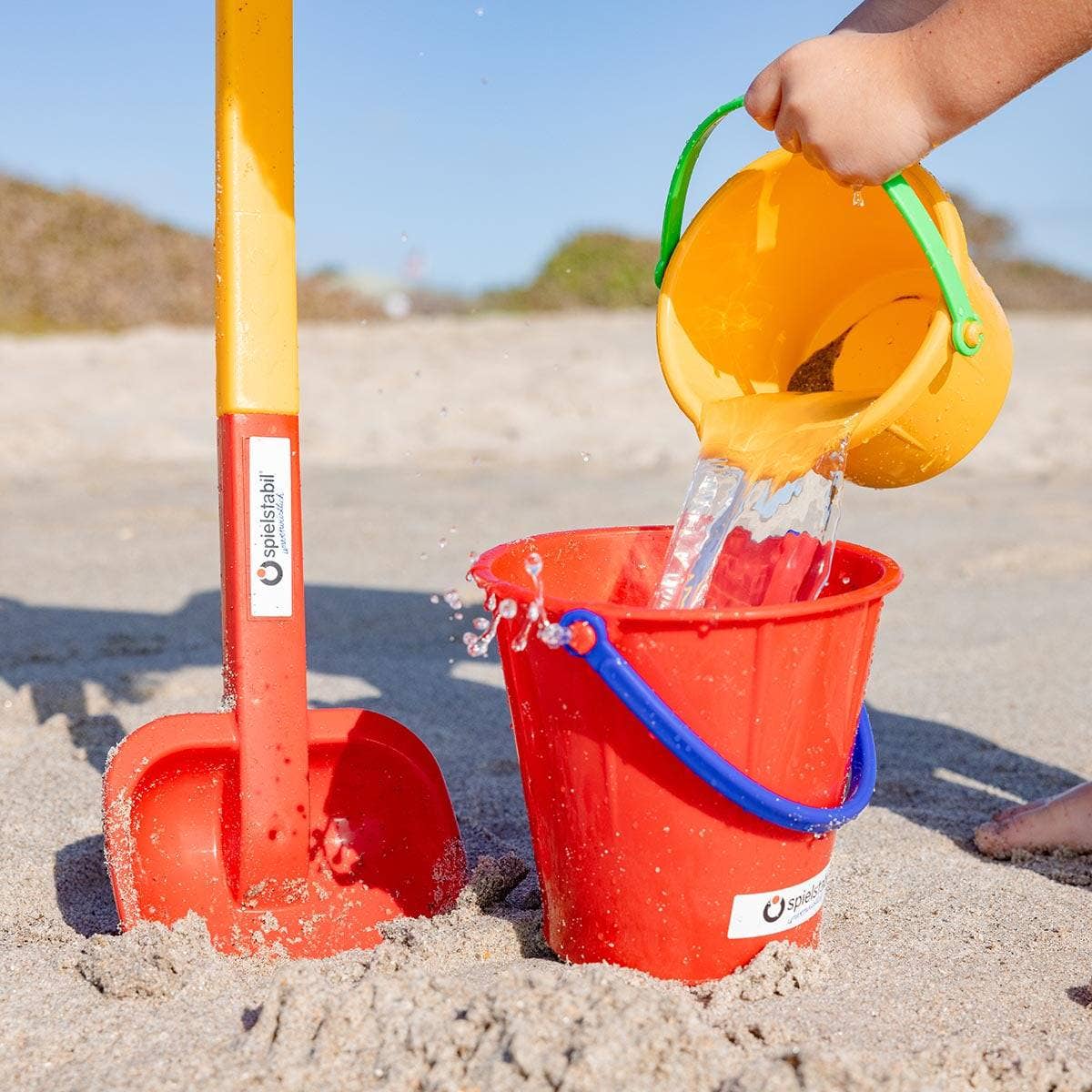 HABA USA - Pala de playa resistente con mango largo para niños