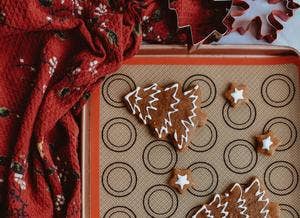 Zefiro reusable silicone baking mat, red silicone baking mat baking gingerbread cookies and cookie cutters