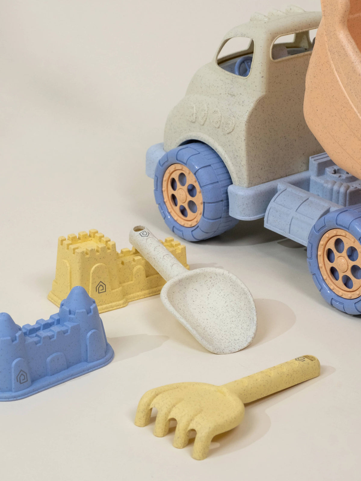 Oversized 5-Piece Wheat Straw Sand Toy Set – Dump Truck & Accessories